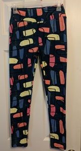 NWOT LULAROE ARTWORK ONE SIZE LEGGINGS.